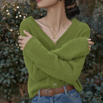綠色V領露鎖骨針織毛衣開衫外搭2022女秋冬新款牛油果綠外套上衣
