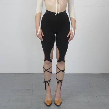 Women with irregular waist straps and leggings不規則打底褲女