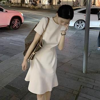 2023年高檔女裝時尚新款夏季高級感設計小眾法式白色魚尾連衣裙女