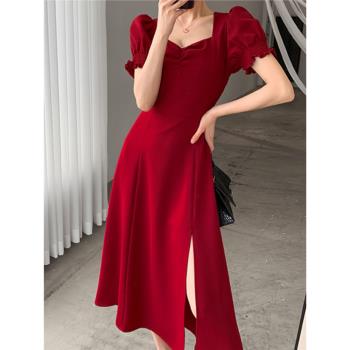 女神范紅色連衣裙女2023年夏季新款法式復古方領泡泡袖開叉長裙子