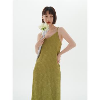 2023夏新款設計感韓版寬松顯瘦氣質簡約V領褶皺綠色吊帶連衣裙女