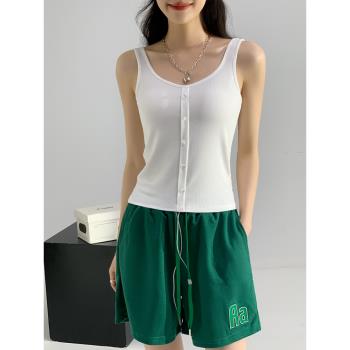 白色V領吊帶背心女夏季2023新款紐扣設計感小眾西裝內搭打底上衣
