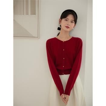 OCT SW十月毛衣法式浪漫淑女風圓領金色金屬扣短款復古紅色小開衫