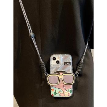 適用蘋果14promax手機殼iPhone13蠟筆小新11墨鏡16PRO背夾斜挎13pro女潮手機套15掛繩14pro防摔新款12個性xr