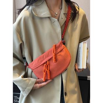 韓國新款小眾包包時尚女生小挎包百搭休閑胸包簡約個性時髦斜挎包