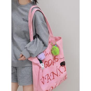 韓國慵懶大容量包包女粉色涂鴉字母帆布袋學生通勤斜挎單肩帆布包