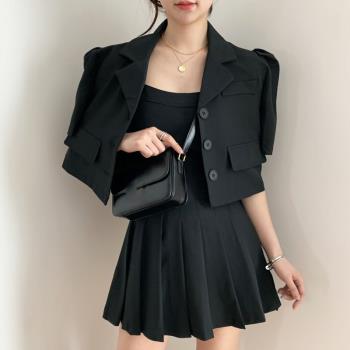 chic氣質黑色百褶裙子吊帶裙+短款小西裝外套女薄款短袖上衣套裝