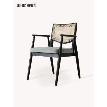 北歐實木餐椅扶手丹麥設計師款極簡侘寂家用黑色意式藤編輕奢商用