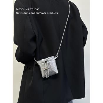 MBSQHNA夏天獨特迷你小包包小眾設計銀色鏈條口紅斜挎水桶耳機包