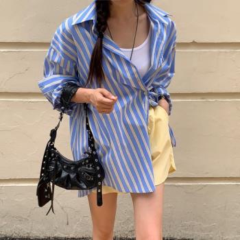 韓國豎條紋襯衫女夏季bf寬松設計感后開叉系扣長袖外套防曬上衣潮