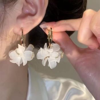 設計感白色花瓣鑲鉆耳圈耳環女2023年新款潮氣質超仙耳環