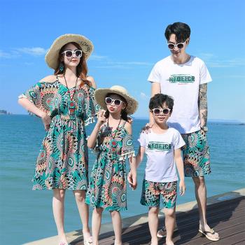 親子裝夏裝2020新款海邊度假一家三口四口家庭裝露肩中長款連衣裙