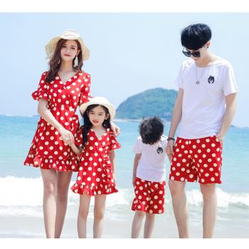 一家三口親子裝沙灘裝海邊度假休閑時尚2023夏新款波點母女連衣裙