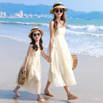親子裝洋氣顯瘦連衣裙女童吊帶裙沙灘度假三亞拍照旅游母女裝超仙
