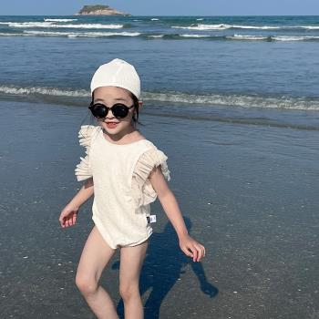 女童泳衣女孩新款韓版白色連體泳裝寶寶ins度假風無袖花邊游泳衣