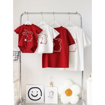 嬰兒百天照親子裝夏季一家三四口母女短袖t恤洋氣紅色兔子全家福