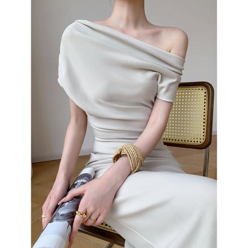 JWUNIQUE乳白色短袖露肩連衣裙女夏季2023新款設計感斜肩中長裙子