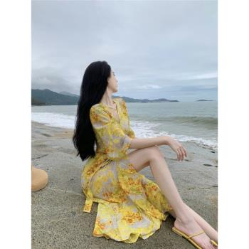 韓劇女主浪漫復古穿搭黃色花卉風情印花裹身度假風長款連衣裙夏季