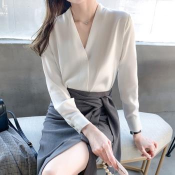 醋酸緞面襯衫女秋季新款2023年設計感小眾職業氣質v領打底白襯衣