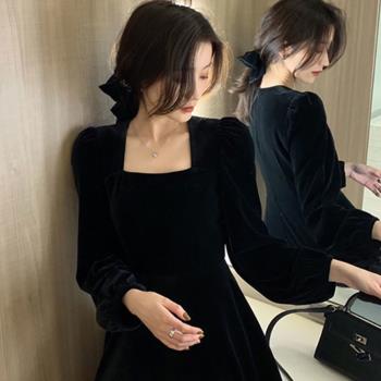 絲絨連衣裙女2023新款秋季黑色赫本風高級感方領外穿收腰顯瘦長裙