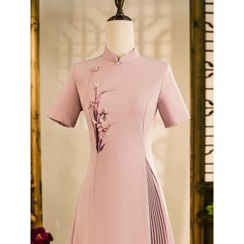 粉色旗袍2024新款年輕喜婆婆婚宴裝結婚禮服媽媽設計感君子蘭繡花