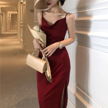 酒紅色吊帶裙女夏季2023新款復古法式氣質蕩領開叉紅色連衣裙長裙