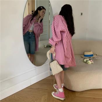 粉色撞色條紋襯衫女夏季新款中長款寬松大版oversize薄款防曬開衫