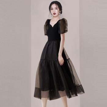 赫本風黑色泡泡袖連衣裙2023夏季新款高級感v領收腰小黑裙女紗裙