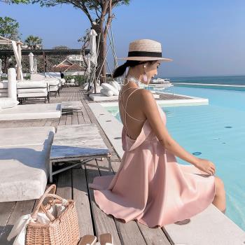 粉色新款女夏三亞度假風吊帶露背連衣裙修身矮個子巴厘島沙灘短裙
