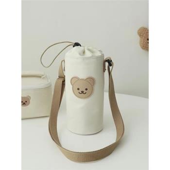 韓版兒童保溫杯套可愛小熊便攜斜跨水壺防摔保護套學生水杯隔熱套