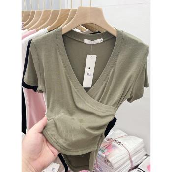高級感交叉v領短袖t恤女2023年夏裝新款純色簡約修身顯瘦體恤上衣