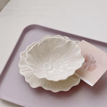 日式浮雕陶瓷甜品碗碟碗盤套裝純色家用餐盤早餐碗點心碟子