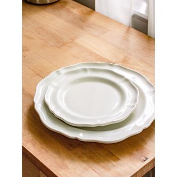 日式花邊盤子家用純色圓形小吃碟陶瓷餐具個性創意平盤餐廳骨碟