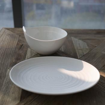 W1962歐洲訂單新骨瓷白色簡約實用挑刀紋橢圓餐盤/手柄勺碗/深碗