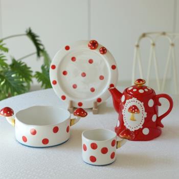 [夢田良品]復古可愛立體浮雕紅蘑菇波點手繪陶瓷盤/杯/下午茶茶壺