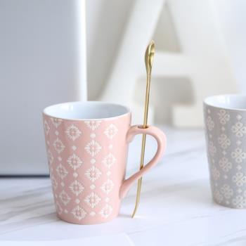 自留推薦 雕刻感花紋粉色灰色陶瓷情侶杯對杯 馬克杯水杯咖啡杯1
