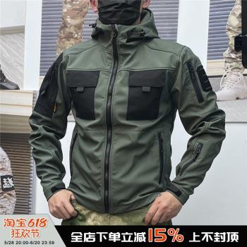 男春秋季修身軟殼戰術彈力夾克抓絨騎行沖鋒衣戶外套防水防刮透氣