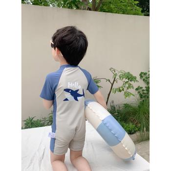 兒童連體短袖泳衣男童夏季可愛鯊魚防曬速幹中小童海邊度假套裝