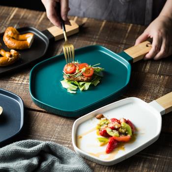 北歐牛排餐盤家用網紅餐盤創意陶瓷西餐盤牛扒餐具個性木把盤子