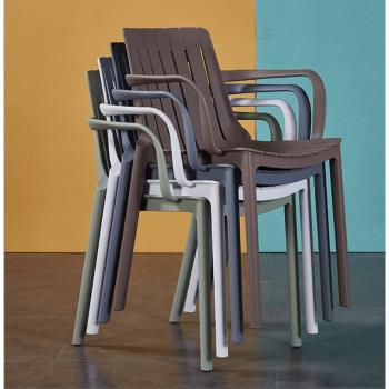 北歐扶手疊放塑料椅子鏤空餐椅休閑戶外膠椅陽臺加厚靠背椅咖啡椅