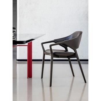北歐設計師椅子侘寂極簡意式靠背餐椅家用實木高級真皮洽談扶手椅