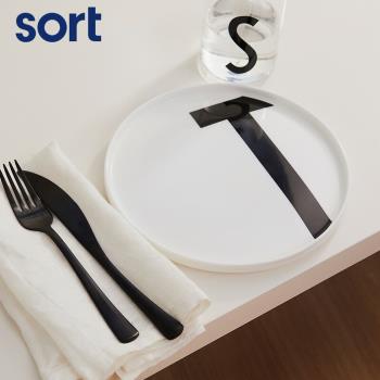 sort丹麥Designletters白色字母餐盤圓形陶瓷裝飾盤北歐現代簡約