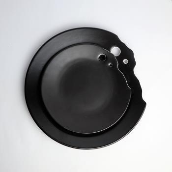 創意黑色陶瓷餐具盤子特色酒店會所創意西餐盤殘缺口盤異形盤子