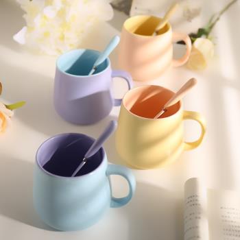 北歐ins創意馬克杯子帶勺撞色咖啡杯簡約陶瓷水杯帶蓋啞光牛奶杯