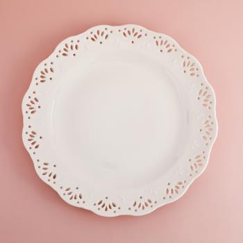 W1962出口歐洲復古奶白色陶瓷鏤空蕾絲雕花平盤/9寸西餐盤/點心盤