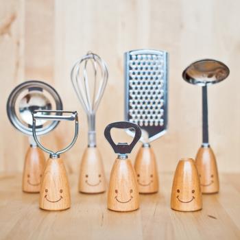 不銹鋼叉勺子櫸木把廚房小工具分蛋刮皮粉篩煎鏟開瓶器牙簽筒套裝