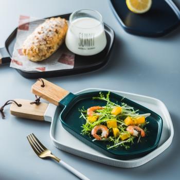北歐創意陶瓷西餐盤 早餐盤平盤帶木把盤菜盤家用餐具不規則盤