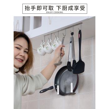 304不銹鋼櫥櫃底倒掛鉤衣櫃免釘懸掛式排鉤廚房用品收納架掛杯架