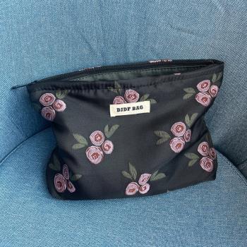 ins新款便攜黑色玫瑰大容量化妝包高級感帆布外出隨身旅行收納包