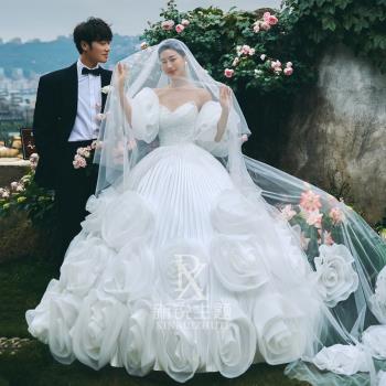 影樓主題韓版重工草坪婚紗抹胸大拖尾花朵情侶婚紗照攝影拍照禮服